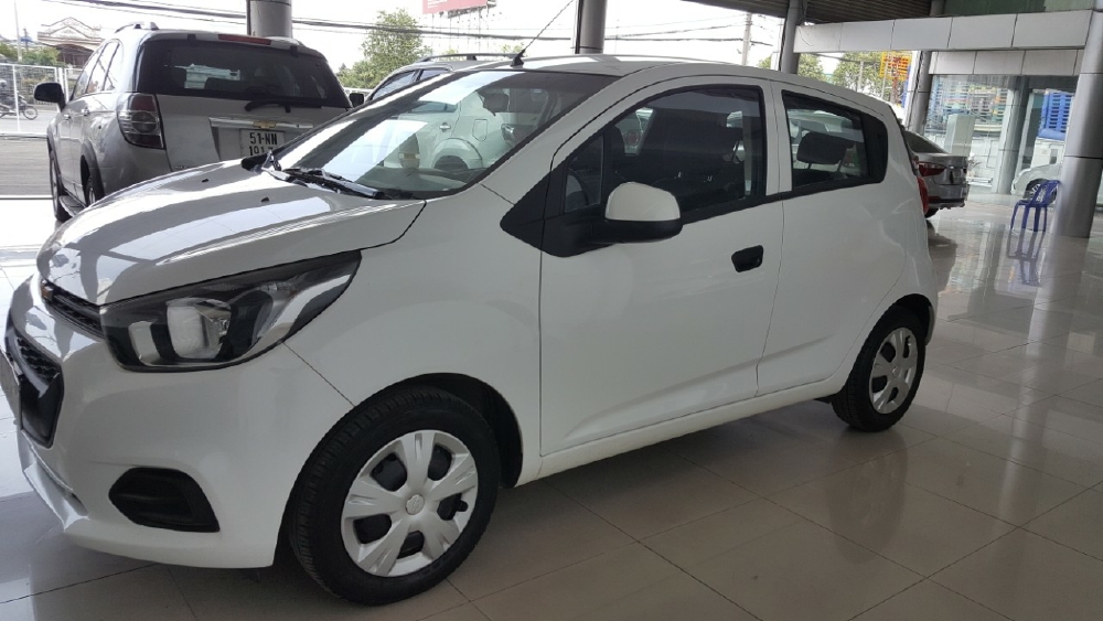 Bán Chevrolet Spark LS 1.2MT màu trắng số sàn sản xuất 2018 biển Bình Dương mẫu mới đi 6000km
