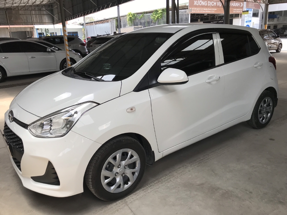Bán Hyundai Grand i10 1.2MT HB bass màu trắng số sàn sản xuất 2017 biển Sài Gòn đi 30.000km