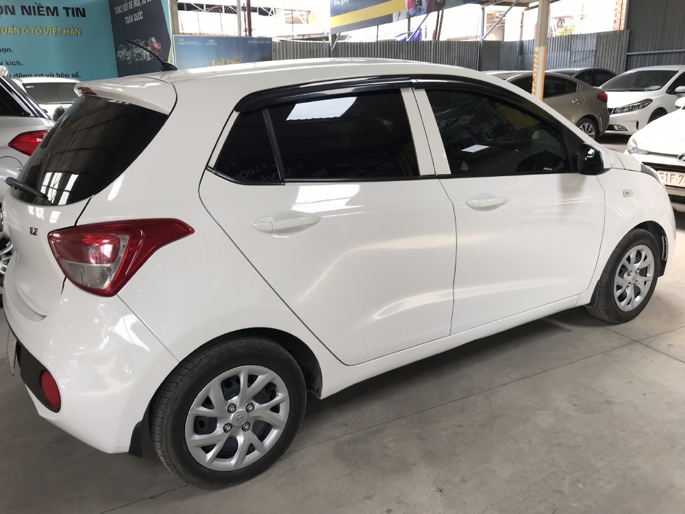 Bán Hyundai Grand i10 1.2MT HB bass màu trắng số sàn sản xuất 2017 biển Sài Gòn đi 30.000km