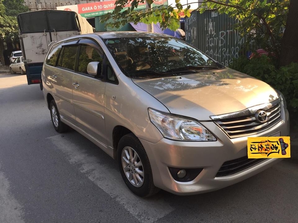 Cần bán xe Innova G 2013, màu vàng cát, số tự động, gia đình sử dụng kỷ
