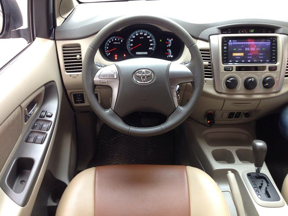 Cần bán xe Innova G 2013, màu vàng cát, số tự động, gia đình sử dụng kỷ