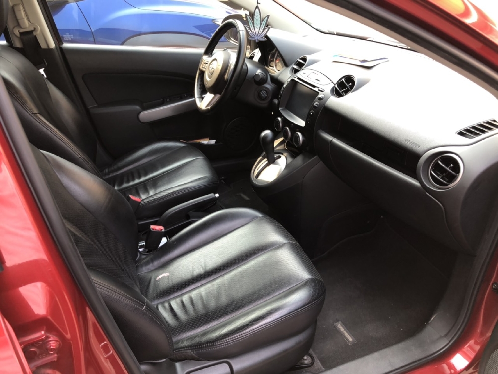 Bán Mazda 2s HB 1.5AT màu đỏ số tự động sản xuất cuối 2014 biển Sài Gòn 1 chủ đi 45000km