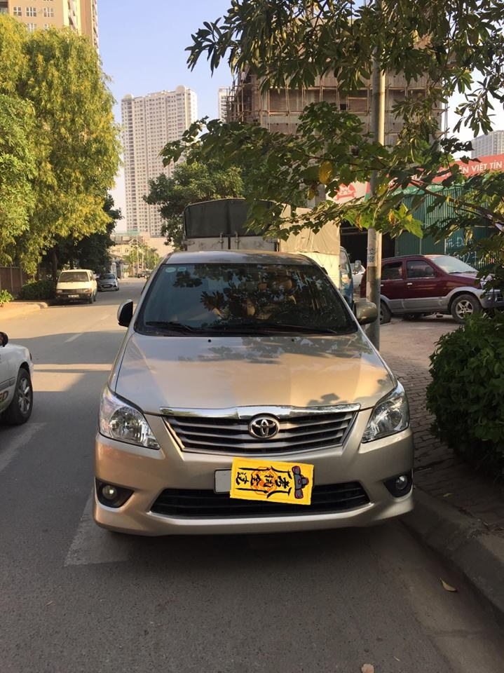 Cần bán xe Innova G 2013, màu vàng cát, số tự động, gia đình sử dụng kỷ
