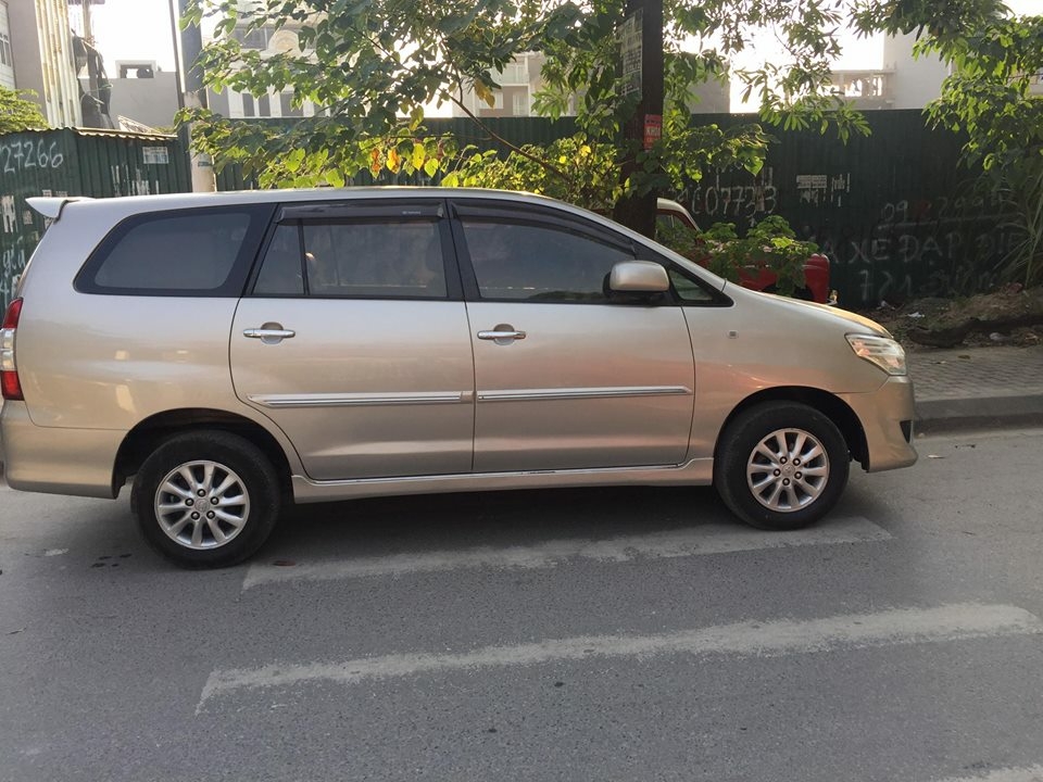 Cần bán xe Innova G 2013, màu vàng cát, số tự động, gia đình sử dụng kỷ