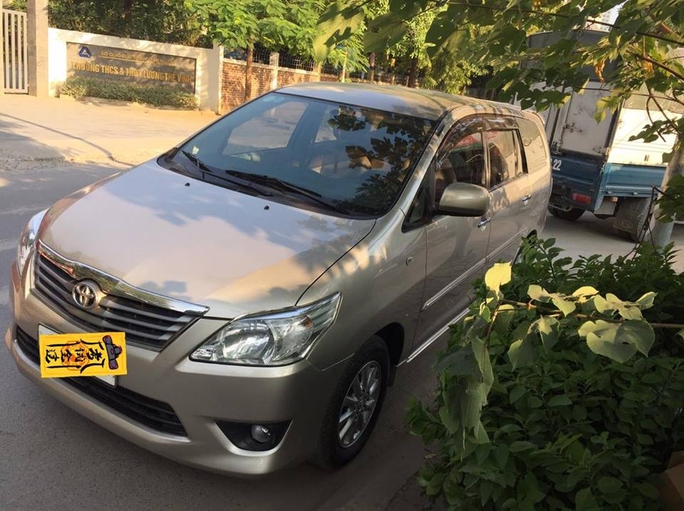 Cần bán xe Innova G 2013, màu vàng cát, số tự động, gia đình sử dụng kỷ