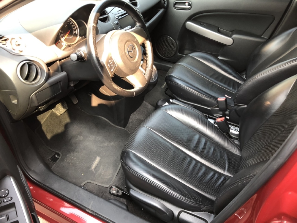 Bán Mazda 2s HB 1.5AT màu đỏ số tự động sản xuất cuối 2014 biển Sài Gòn 1 chủ đi 45000km