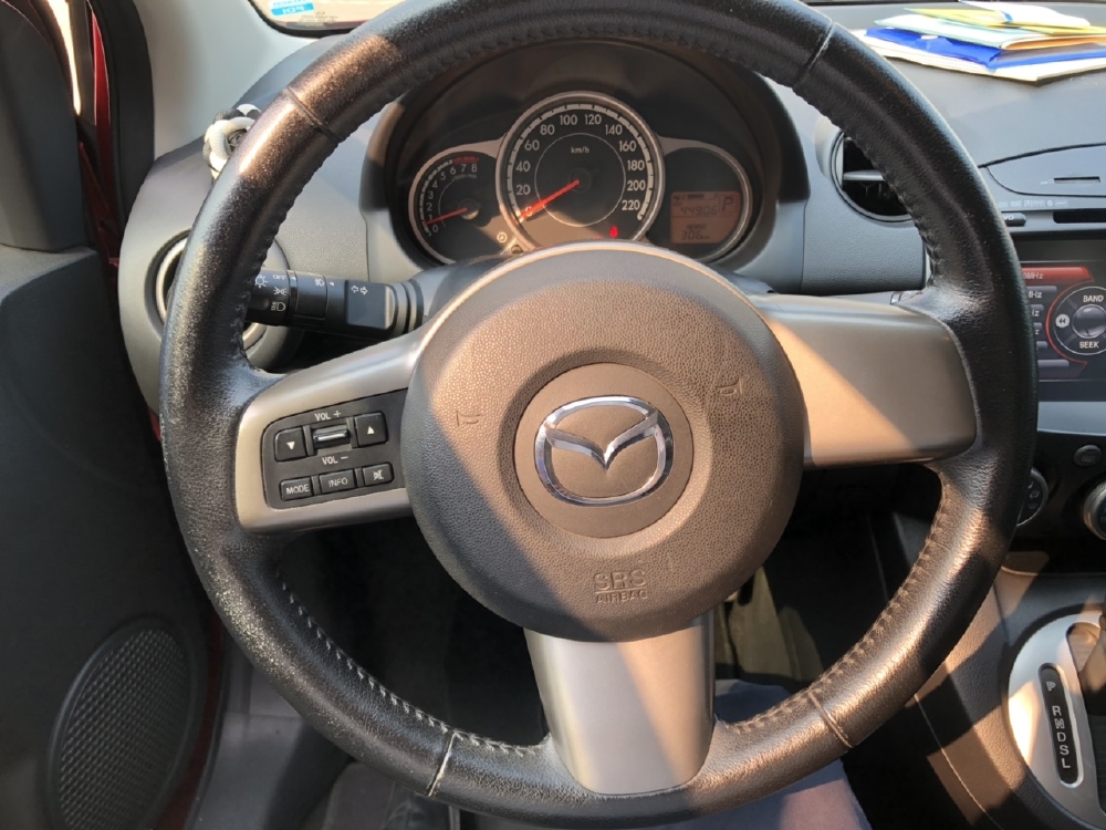 Bán Mazda 2s HB 1.5AT màu đỏ số tự động sản xuất cuối 2014 biển Sài Gòn 1 chủ đi 45000km