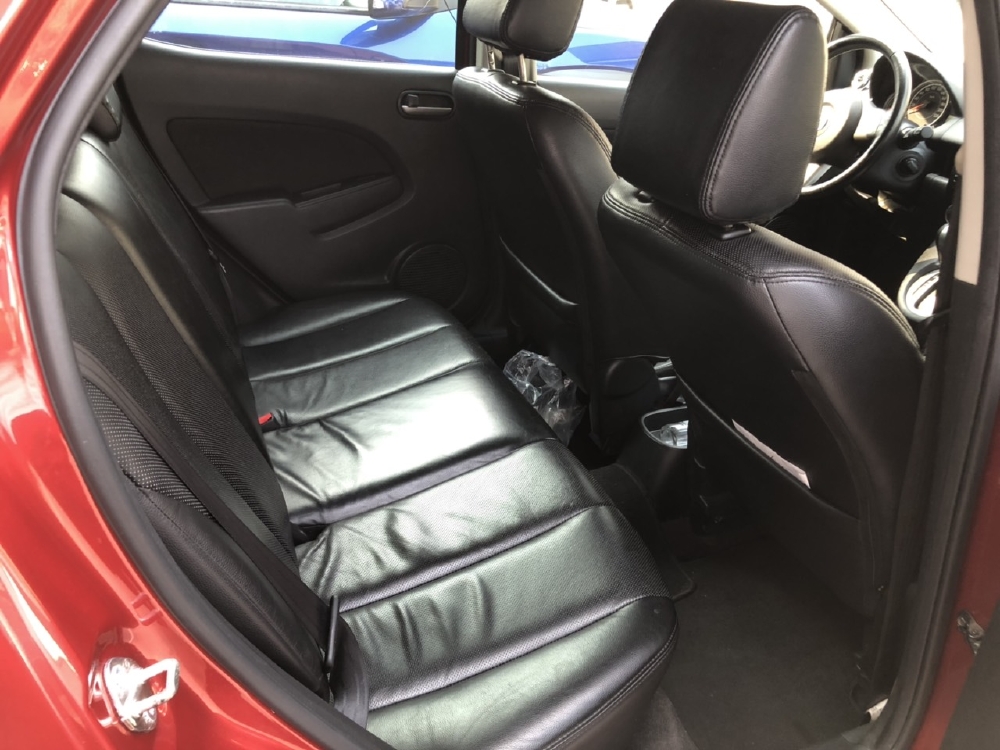 Bán Mazda 2s HB 1.5AT màu đỏ số tự động sản xuất cuối 2014 biển Sài Gòn 1 chủ đi 45000km