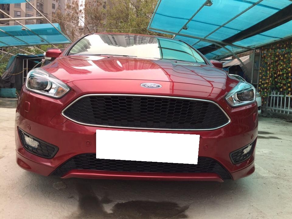 Cần tiền bán xe Focus 2017, Bản S 1.5, số tự động, màu đỏ còn mới tinh.