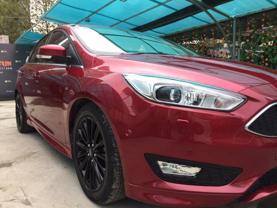 Cần tiền bán xe Focus 2017, Bản S 1.5, số tự động, màu đỏ còn mới tinh.