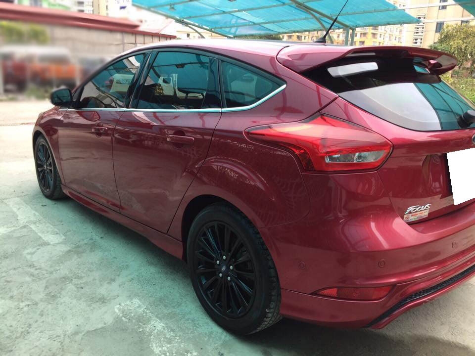 Cần tiền bán xe Focus 2017, Bản S 1.5, số tự động, màu đỏ còn mới tinh.