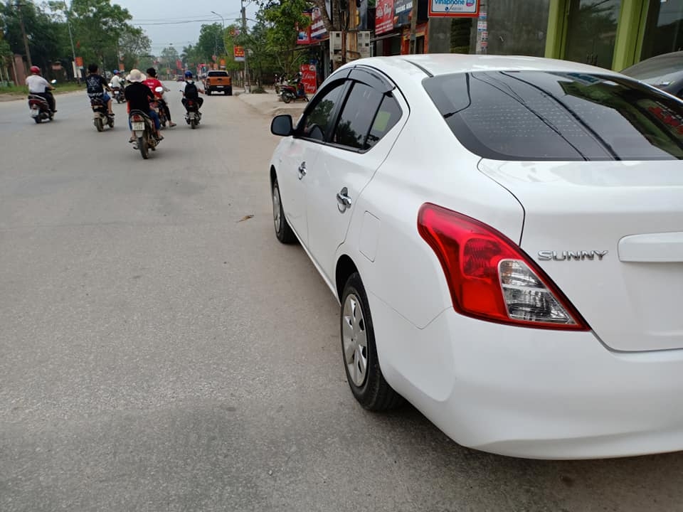 Bán Nissan Sunny 2017 màu trắng số sàn xe rất đẹp