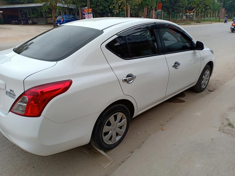 Bán Nissan Sunny 2017 màu trắng số sàn xe rất đẹp
