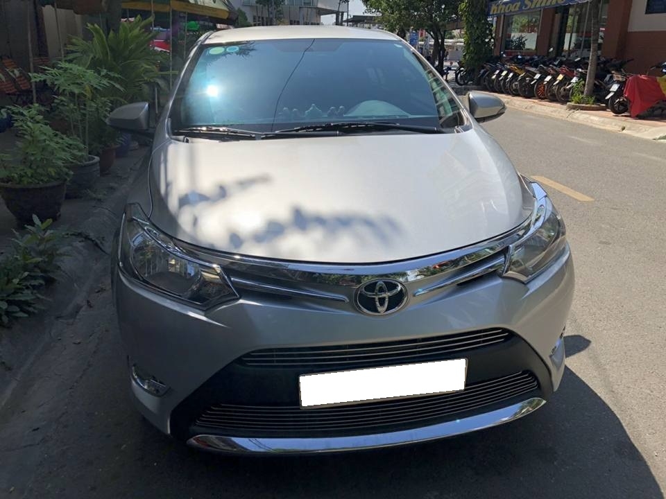 Cần bán gấp Vios 2017 đk 2018, số tự động màu bạc, gia đình sử dụng