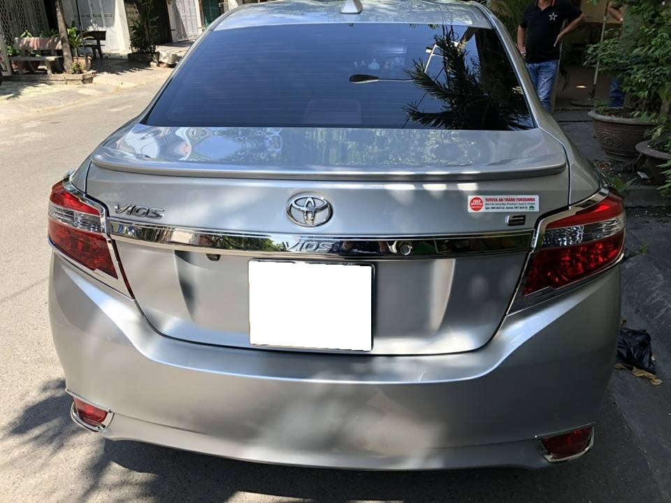 Cần bán gấp Vios 2017 đk 2018, số tự động màu bạc, gia đình sử dụng