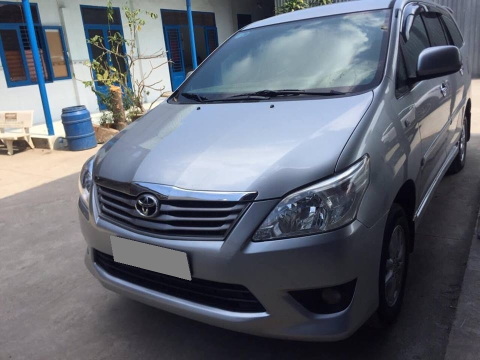 Bán Innova 2013 màu bạc số sàn xe đi kỹ, sử dụng gia đình.