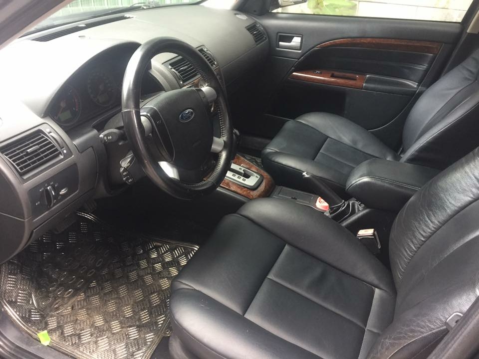 Cần bán xe Mondeo 2003, số tự động màu đen, gia đình sử dụng kỷ nên còn rất mới