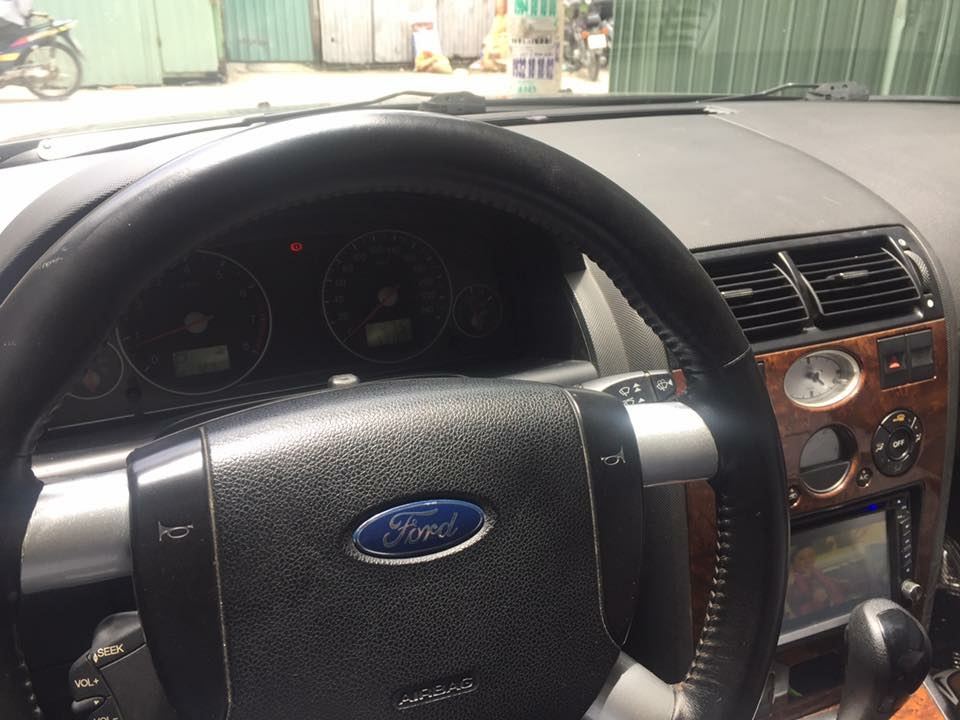 Cần bán xe Mondeo 2003, số tự động màu đen, gia đình sử dụng kỷ nên còn rất mới