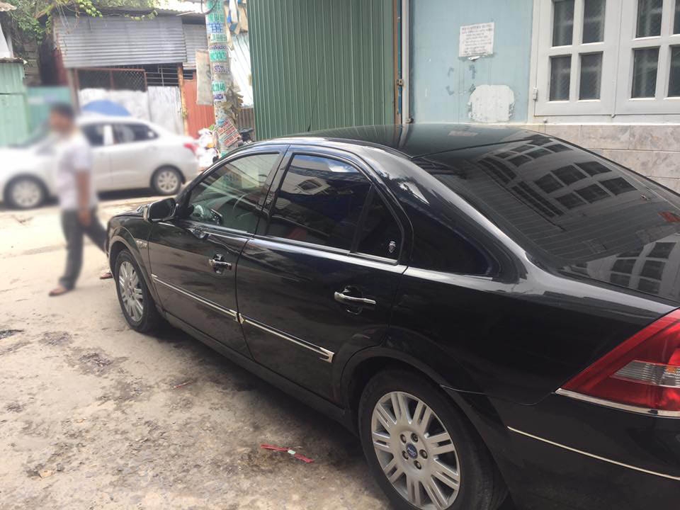 Cần bán xe Mondeo 2003, số tự động màu đen, gia đình sử dụng kỷ nên còn rất mới