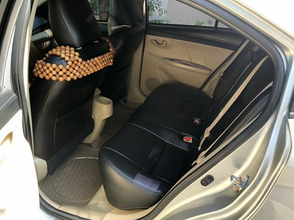 Cần bán gấp Vios 2017 đk 2018, số tự động màu bạc, gia đình sử dụng