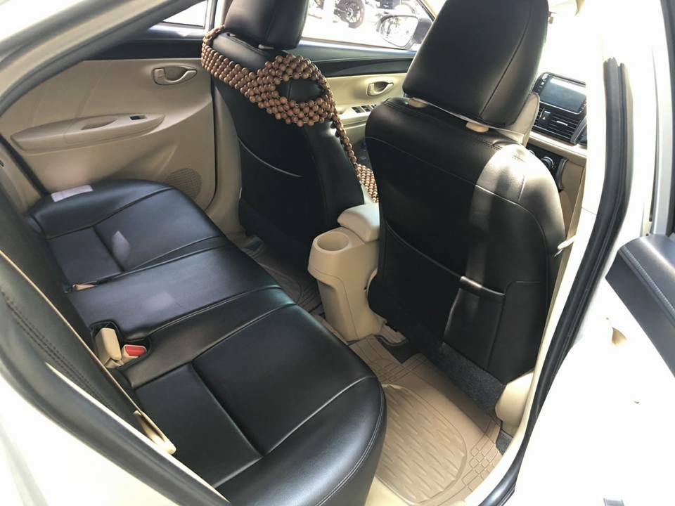 Cần bán gấp Vios 2017 đk 2018, số tự động màu bạc, gia đình sử dụng