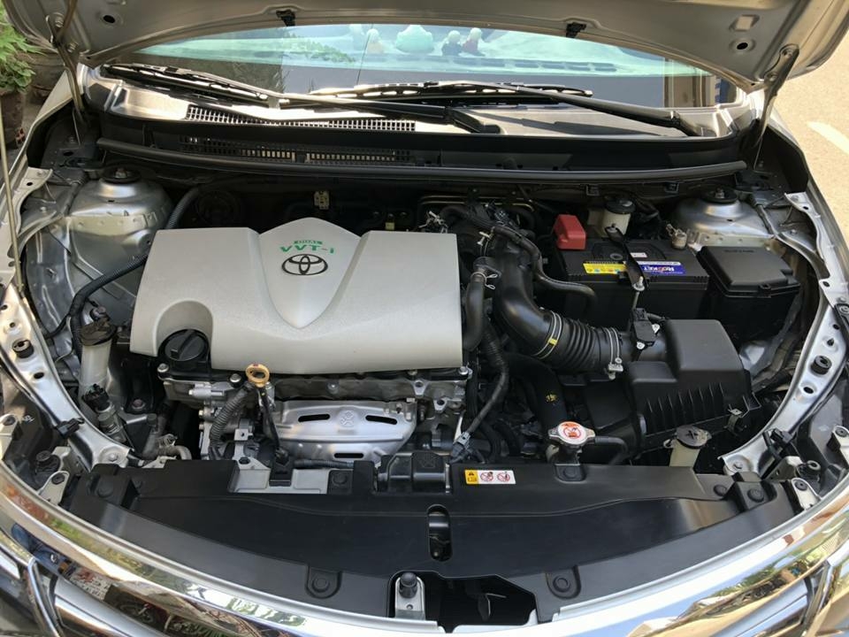 Cần bán gấp Vios 2017 đk 2018, số tự động màu bạc, gia đình sử dụng