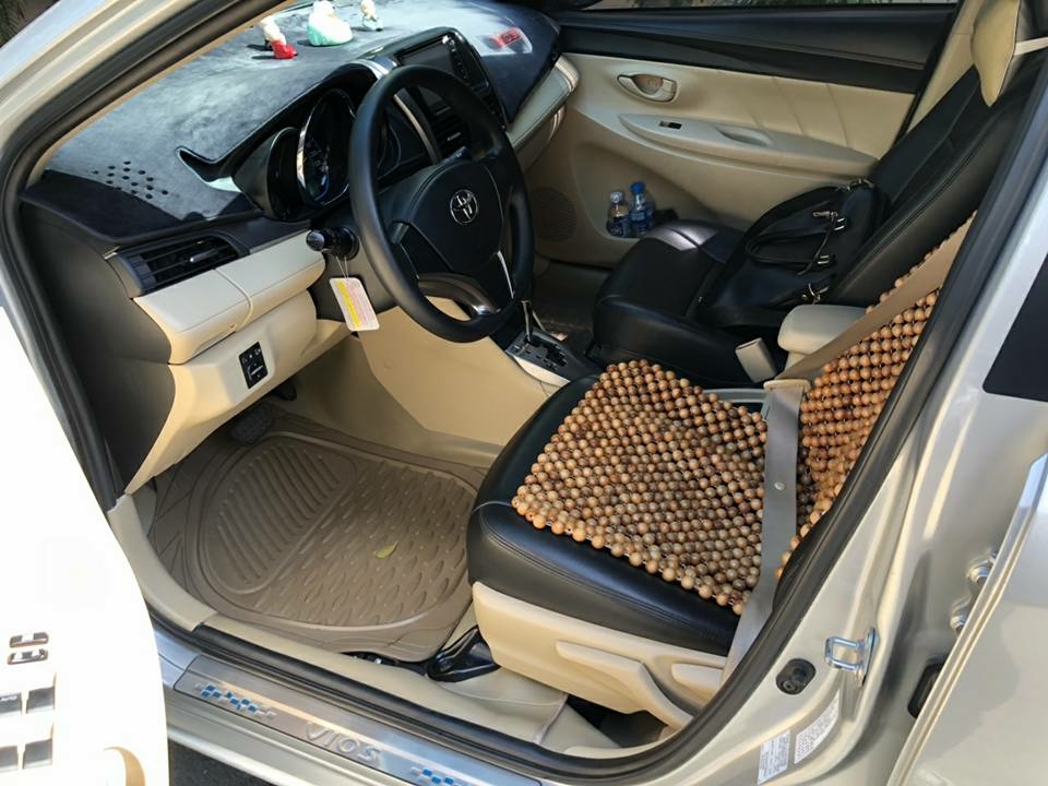 Cần bán gấp Vios 2017 đk 2018, số tự động màu bạc, gia đình sử dụng