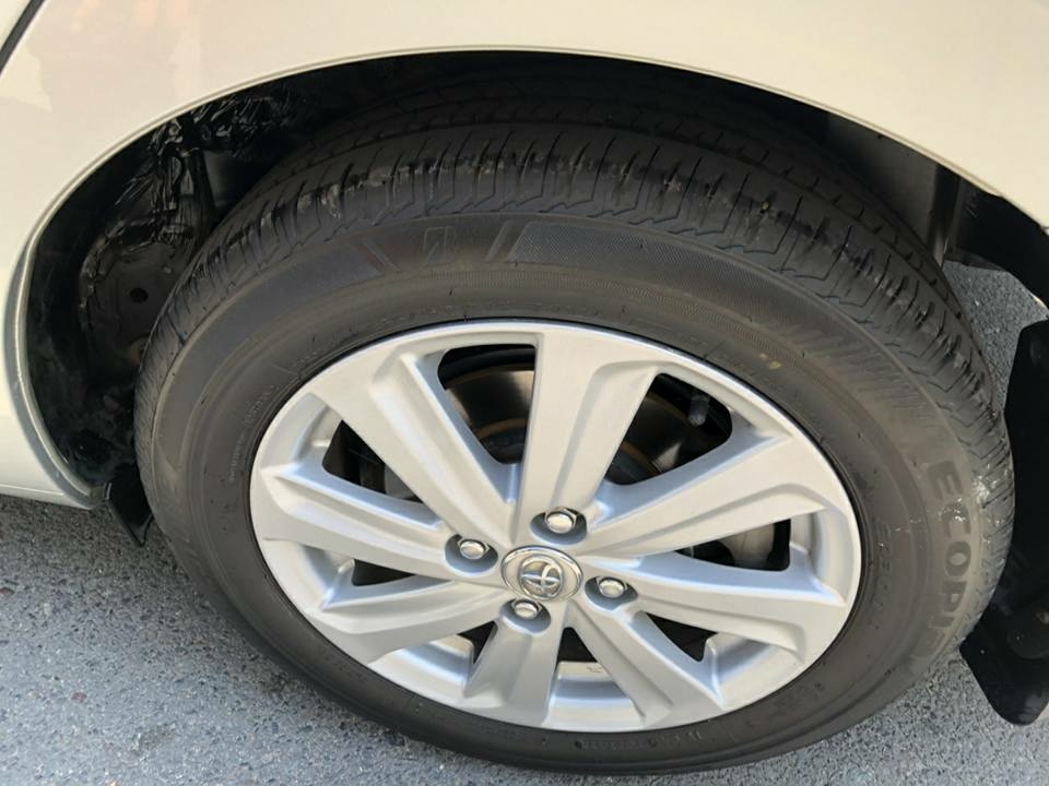 Cần bán gấp Vios 2017 đk 2018, số tự động màu bạc, gia đình sử dụng