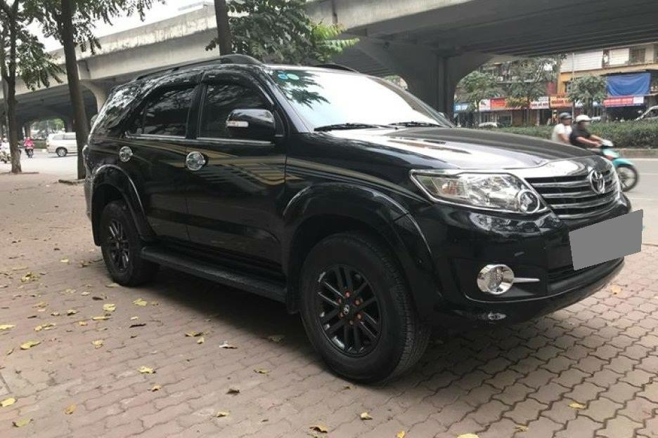 Cần bán xe Fortuner 2015, màu đen, số tự động đẹp ben ken. xe gia đình sử dụng
