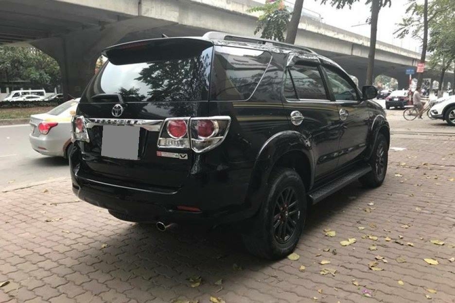 Cần bán xe Fortuner 2015, màu đen, số tự động đẹp ben ken. xe gia đình sử dụng