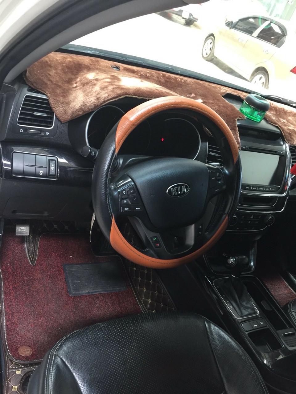 Bán Kia New Sorento GATH 2.4AT màu trắng camay máy xăng số tự động sản xuất 2015 bản full options