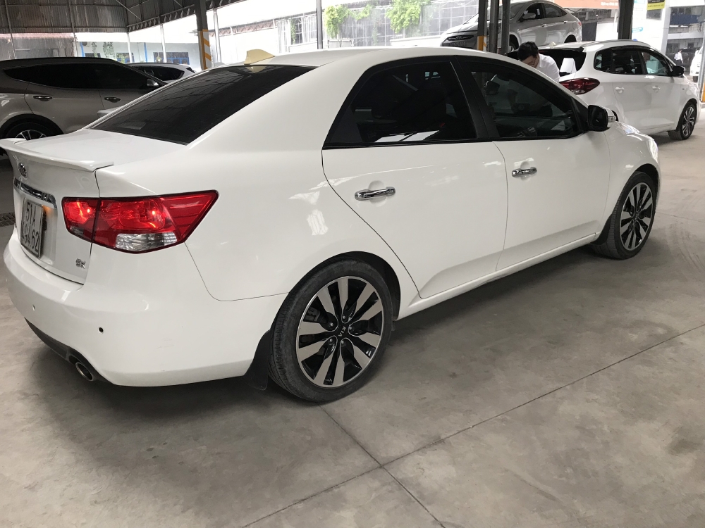 Bán Kia Forte SX 1.6AT màu trắng số tự động sản xuất 2010 biển SG đi 71000km