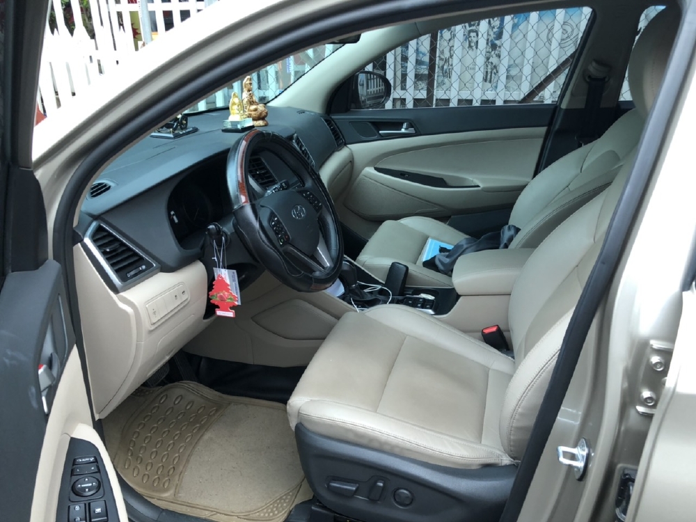 Bán Hyundai Tucson 2.0AT màu vàng cát máy xăng bản đặc biệt sản xuất 2018 biển Bình Dương