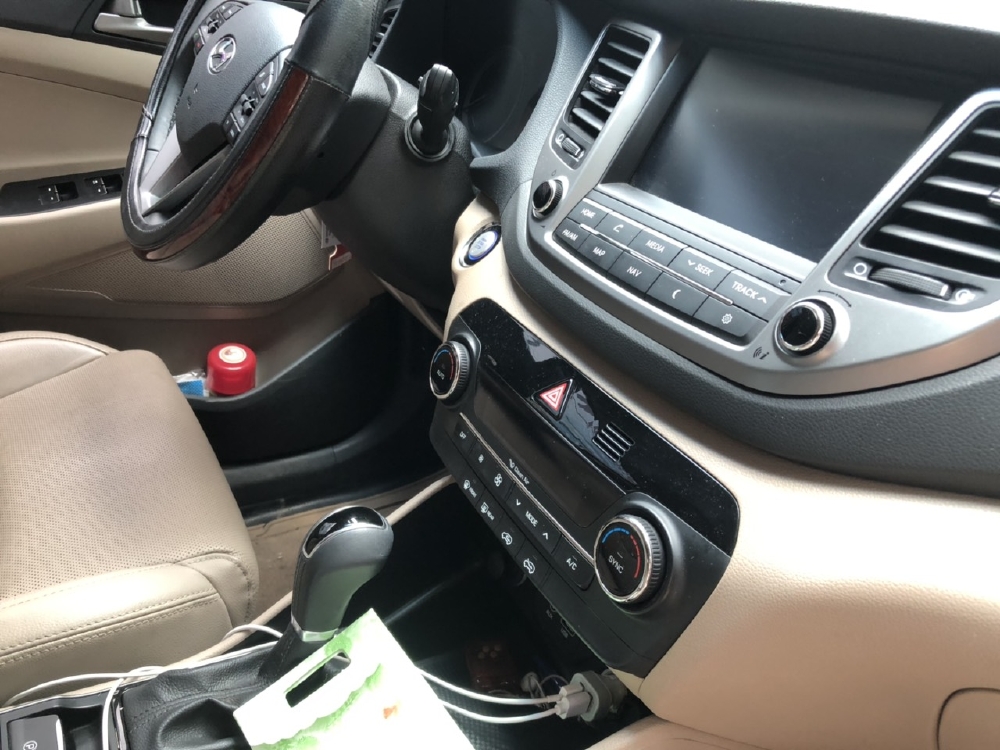 Bán Hyundai Tucson 2.0AT màu vàng cát máy xăng bản đặc biệt sản xuất 2018 biển Bình Dương