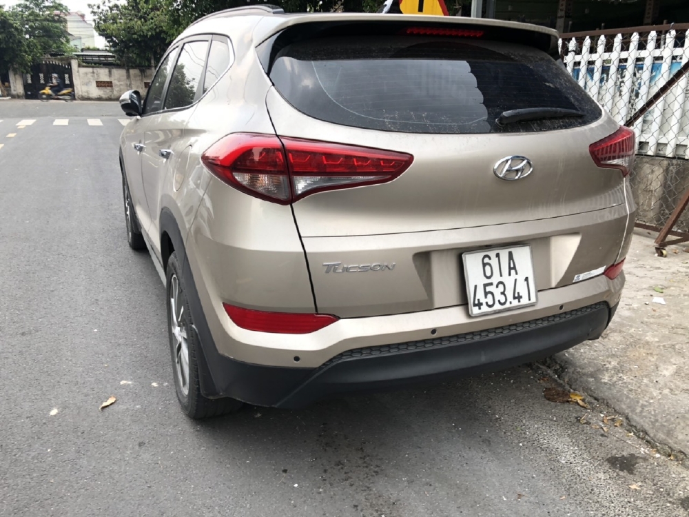 Bán Hyundai Tucson 2.0AT màu vàng cát máy xăng bản đặc biệt sản xuất 2018 biển Bình Dương