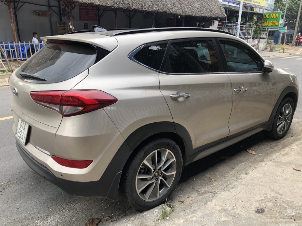 Bán Hyundai Tucson 2.0AT màu vàng cát máy xăng bản đặc biệt sản xuất 2018 biển Bình Dương