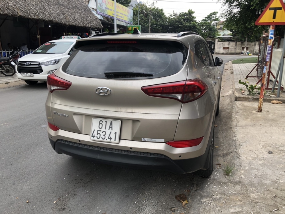 Bán Hyundai Tucson 2.0AT màu vàng cát máy xăng bản đặc biệt sản xuất 2018 biển Bình Dương