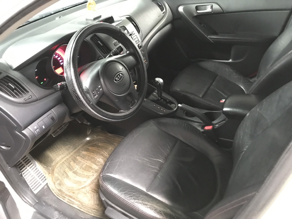 Bán Kia Forte SX 1.6AT màu trắng số tự động sản xuất 2010 biển SG đi 71000km