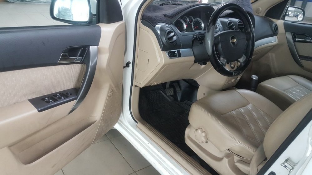 Bán Chevrolet Aveo LTZ 1.4AT màu trắng số tự động sản xuất 2018 biển Sài Gòn đi 30.000km