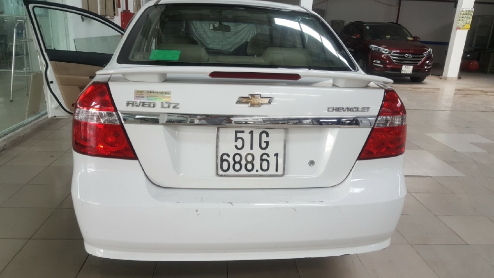 Bán Chevrolet Aveo LTZ 1.4AT màu trắng số tự động sản xuất 2018 biển Sài Gòn đi 30.000km
