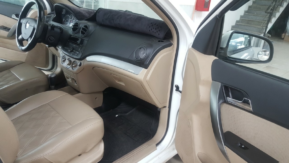 Bán Chevrolet Aveo LTZ 1.4AT màu trắng số tự động sản xuất 2018 biển Sài Gòn đi 30.000km