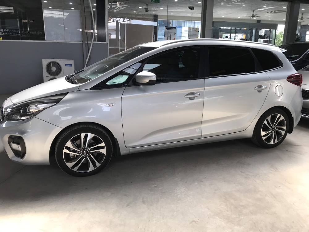 Bán Kia Rondo 2.0MT màu bạc số sàn sản xuất 2017 biển SG mẫu mới mâm xoắn