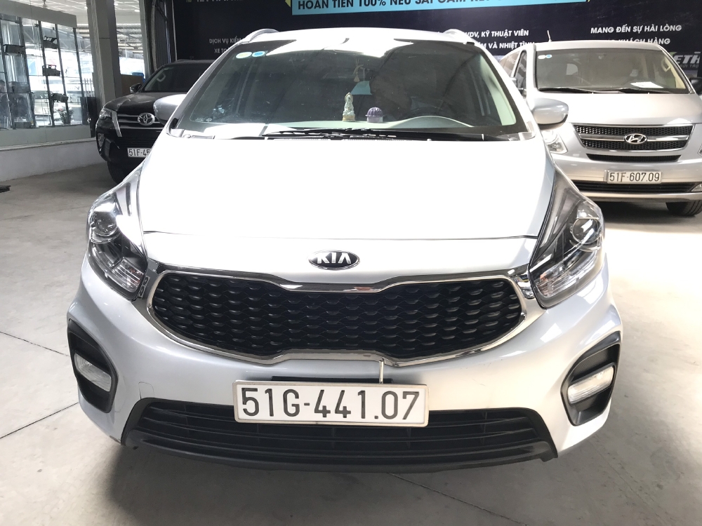 Bán Kia Rondo 2.0MT màu bạc số sàn sản xuất 2017 biển SG mẫu mới mâm xoắn