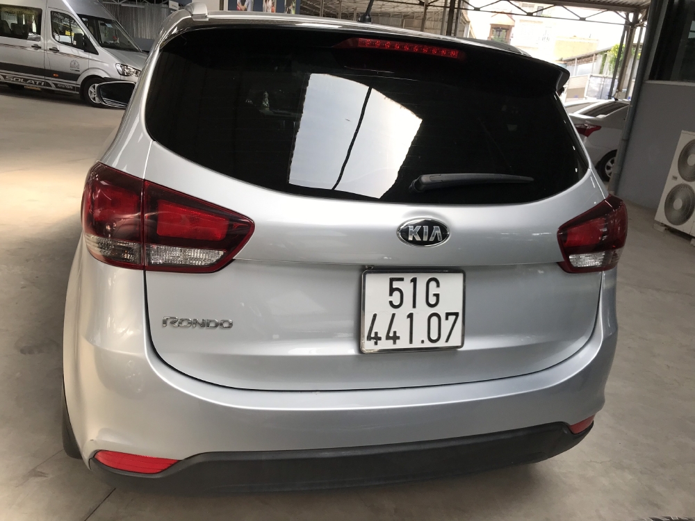 Bán Kia Rondo 2.0MT màu bạc số sàn sản xuất 2017 biển SG mẫu mới mâm xoắn