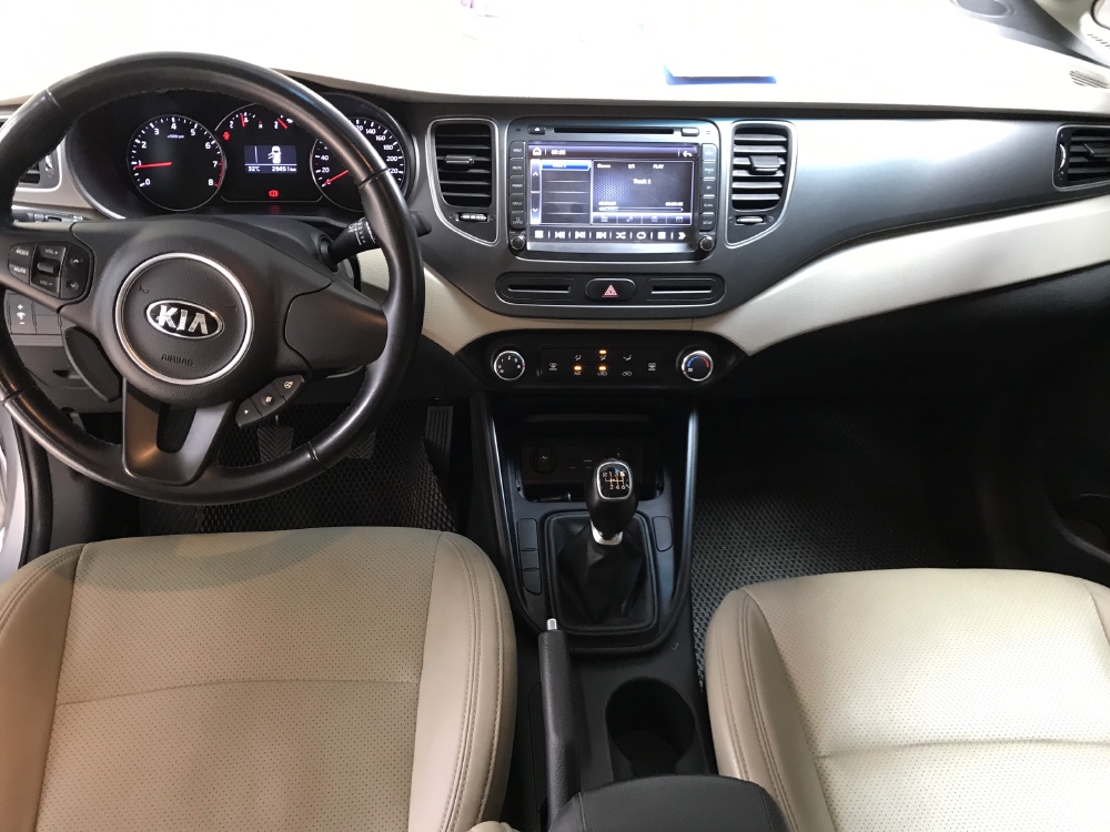 Bán Kia Rondo 2.0MT màu bạc số sàn sản xuất 2017 biển SG mẫu mới mâm xoắn