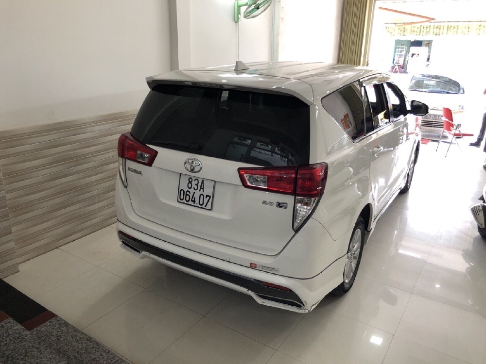 Bán Toyota INNOVA 2.0E màu trắng số sàn sản xuất 2017 mẫu mới
