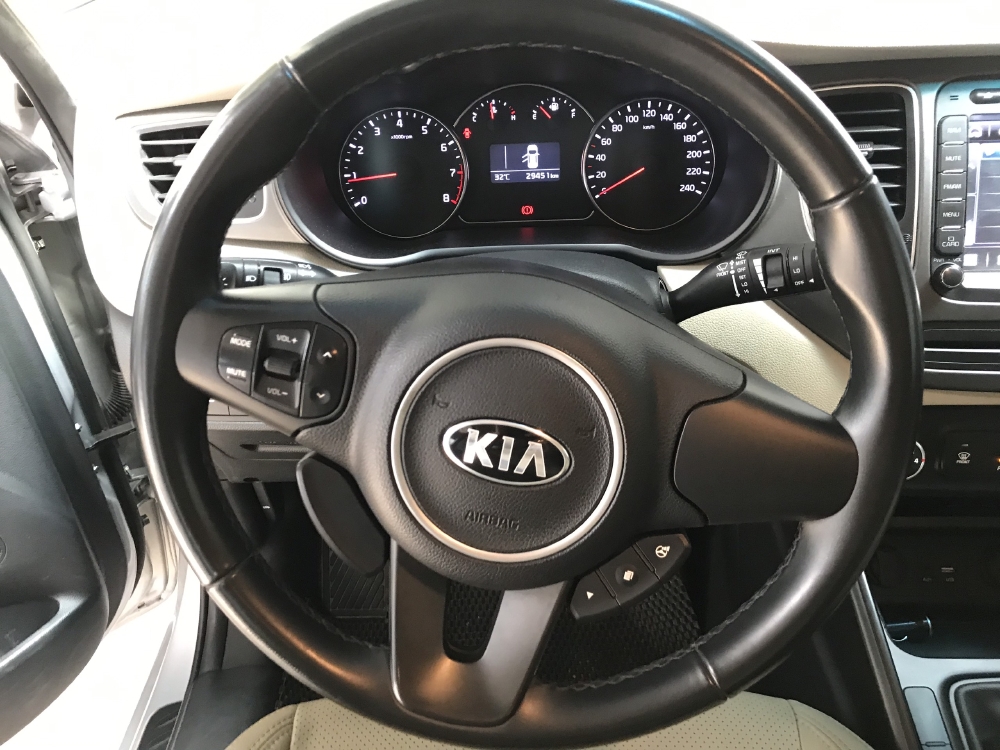 Bán Kia Rondo 2.0MT màu bạc số sàn sản xuất 2017 biển SG mẫu mới mâm xoắn