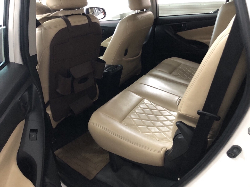 Bán Toyota INNOVA 2.0E màu trắng số sàn sản xuất 2017 mẫu mới
