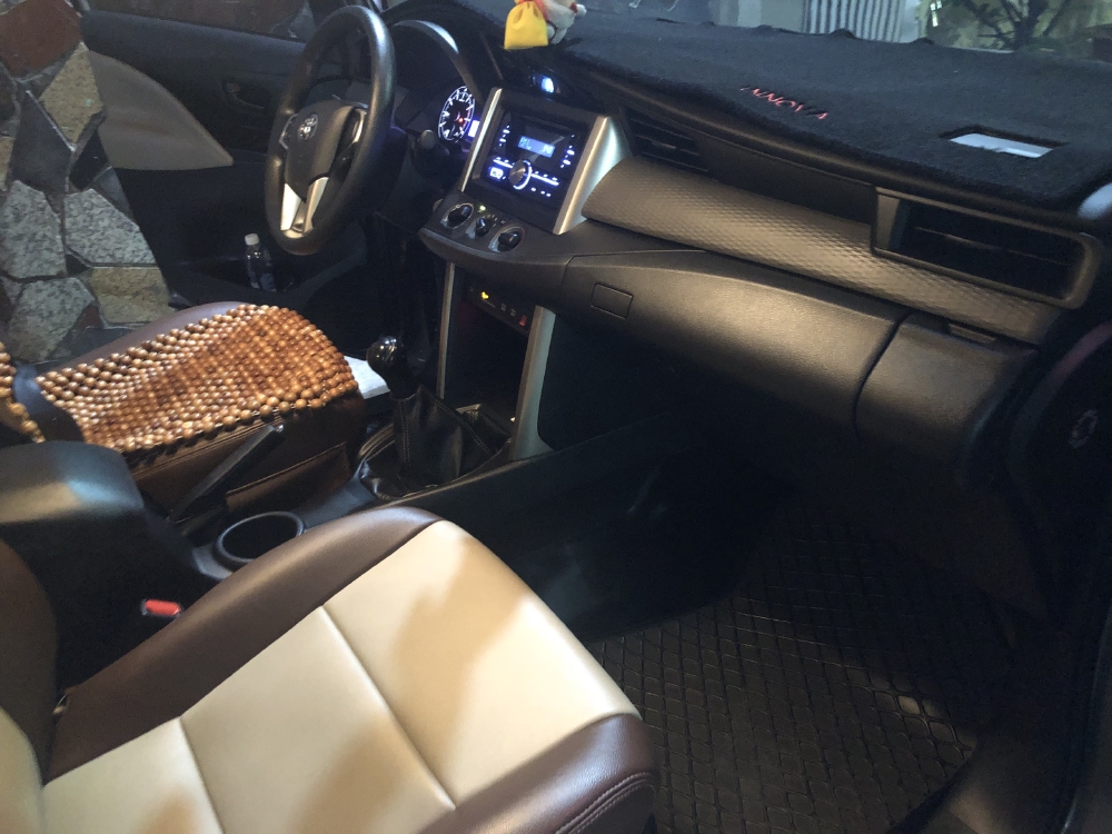 Bán Xe Toyota Innova 2018 số sàn màu xám xe zin 100% giữ rất kỹ.