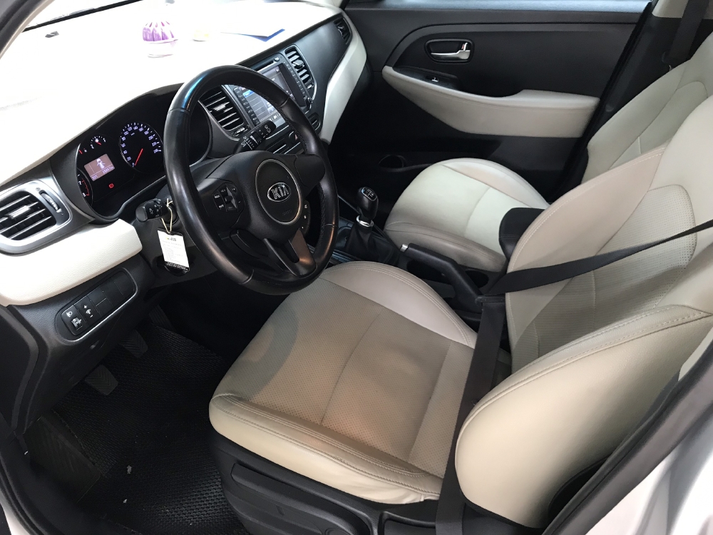 Bán Kia Rondo 2.0MT màu bạc số sàn sản xuất 2017 biển SG mẫu mới mâm xoắn